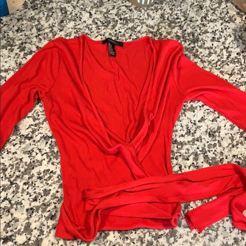 Low cut cropped top w super cute tie detail